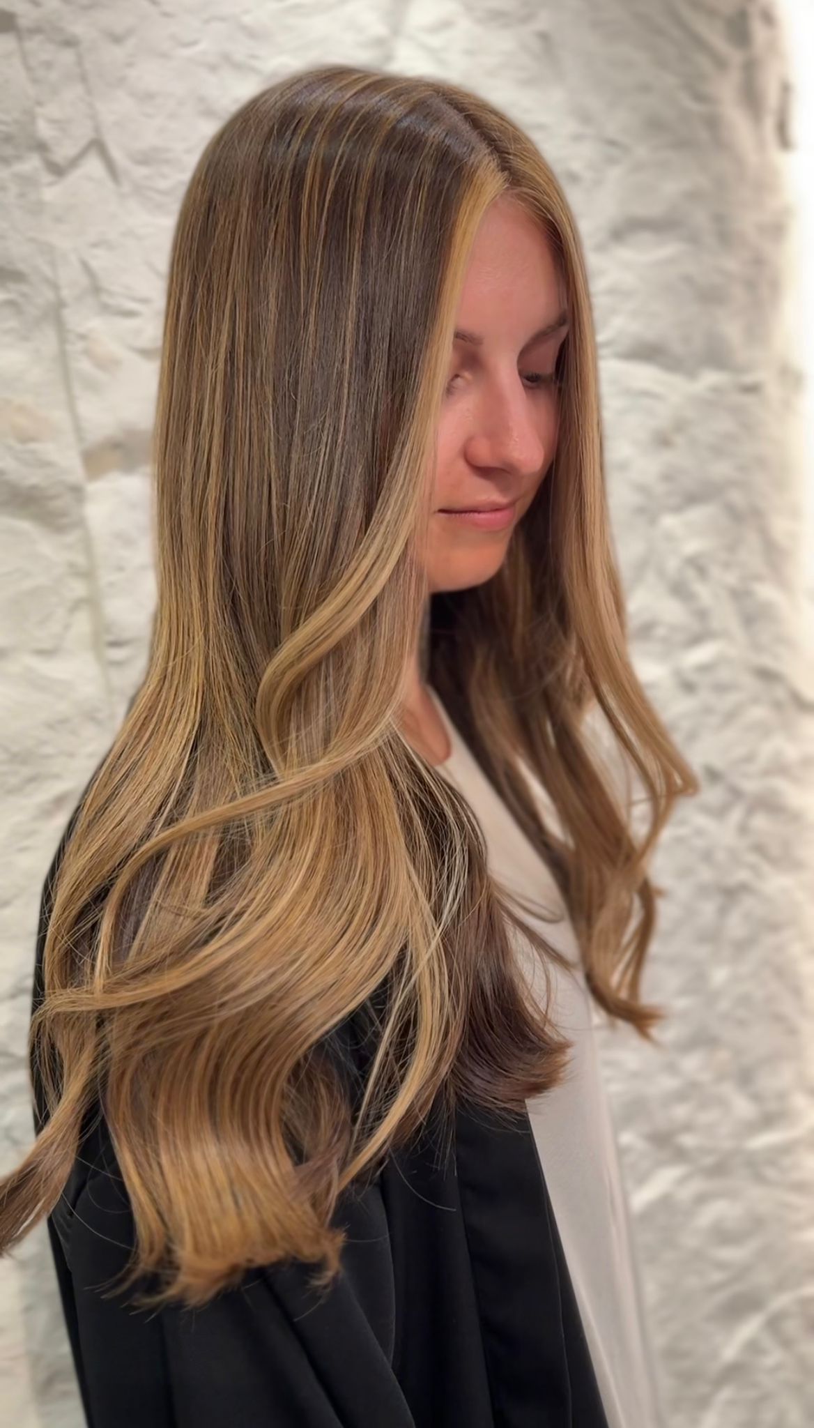 温哥华 Salon Era Balayage 专家 Amika Wang 为客人打造的侧面染发效果——深色发根到金色发梢的手绘画染渐变