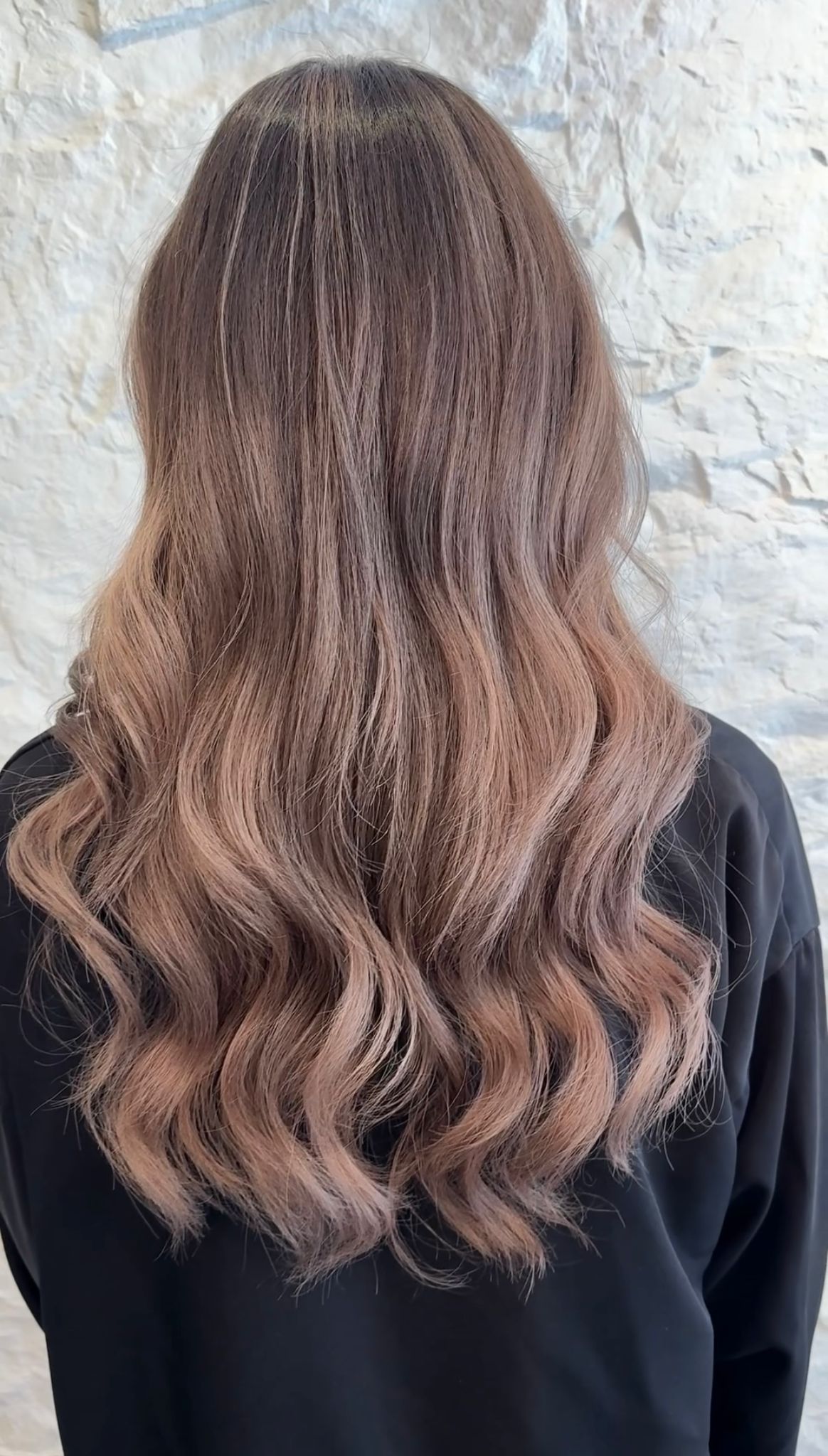 温哥华 Salon Era Amika Wang 作品——长发金色焦糖挑染背面效果，层次感丰富、光感十足