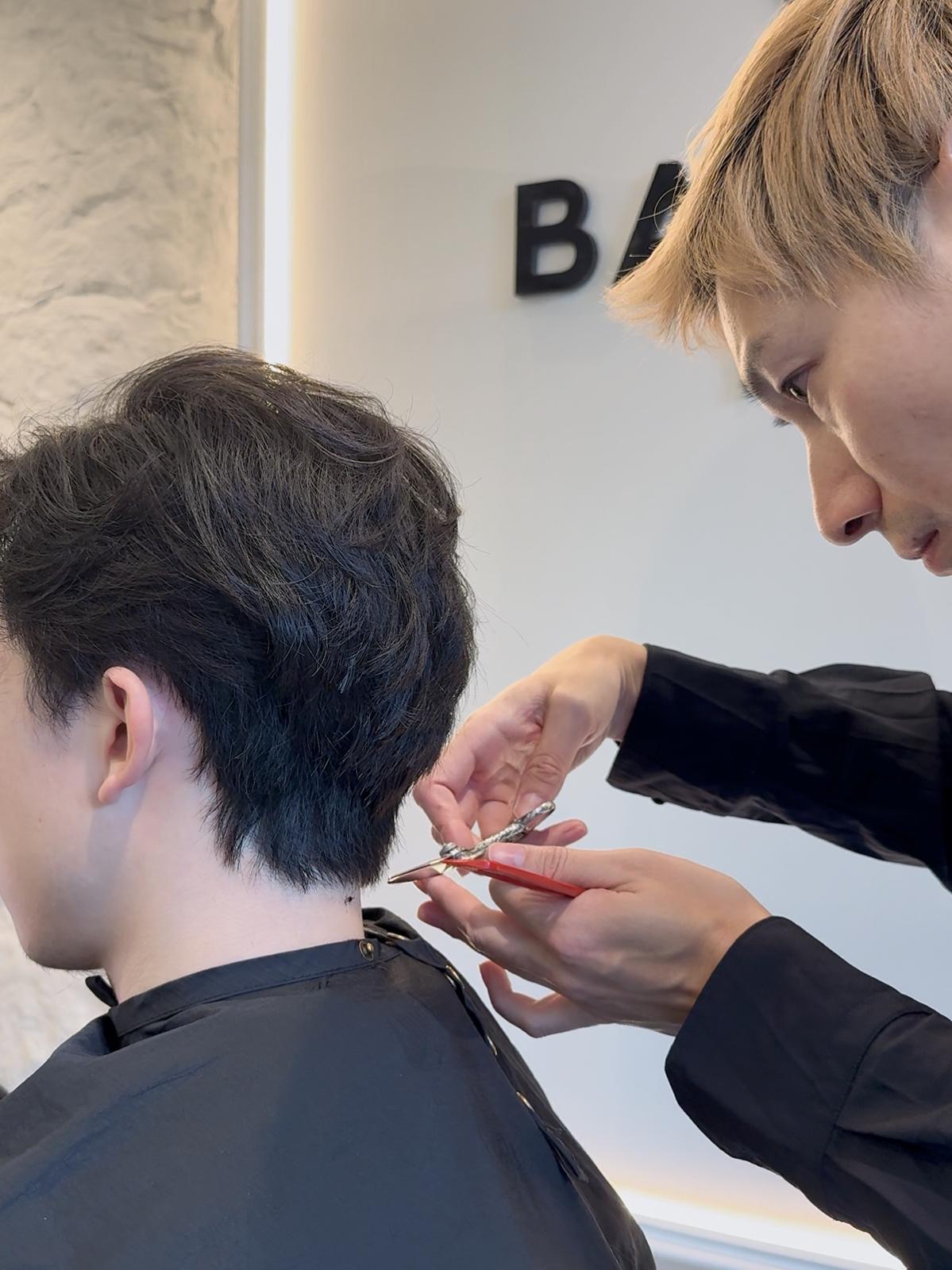 Ken Hung 在温哥华 Salon Era 展示颈背区域精准剪发技术