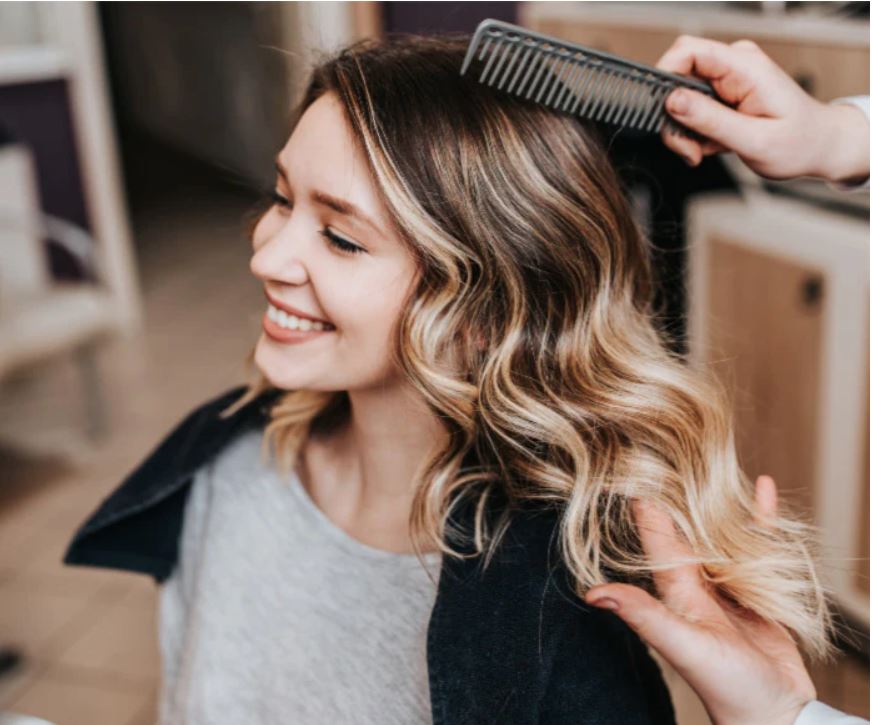 温哥华 Salon Era 发型师使用专业梳子与剪刀进行精准剪发示范